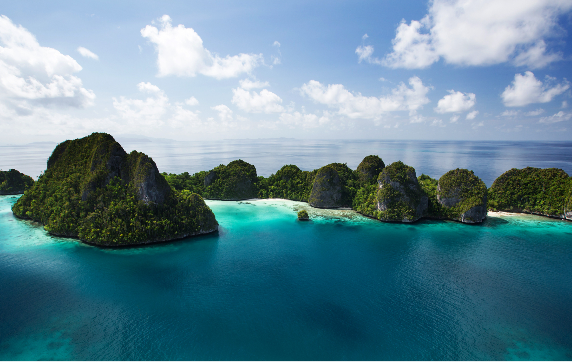 Mapa y equipo listo para una aventura con LandGo Travel